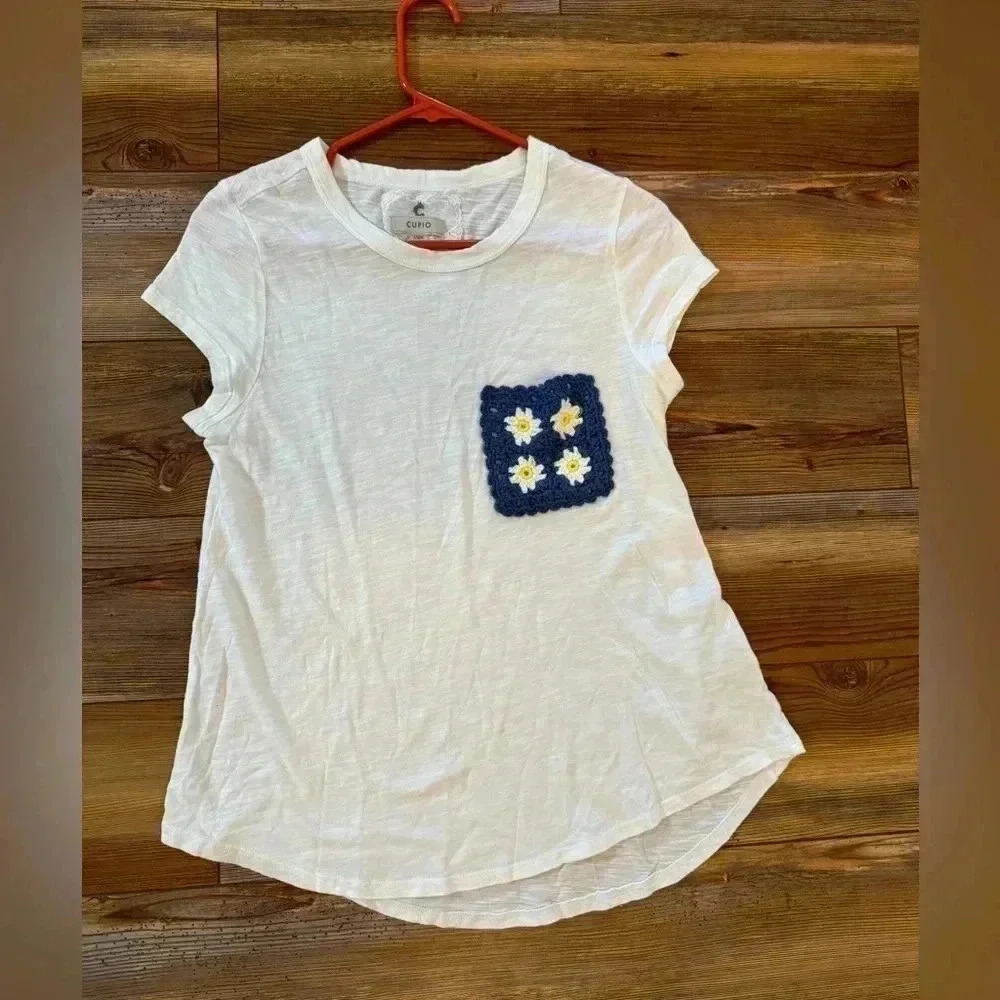 Adorable Cupio Crochet Pocket Tee! Size L
